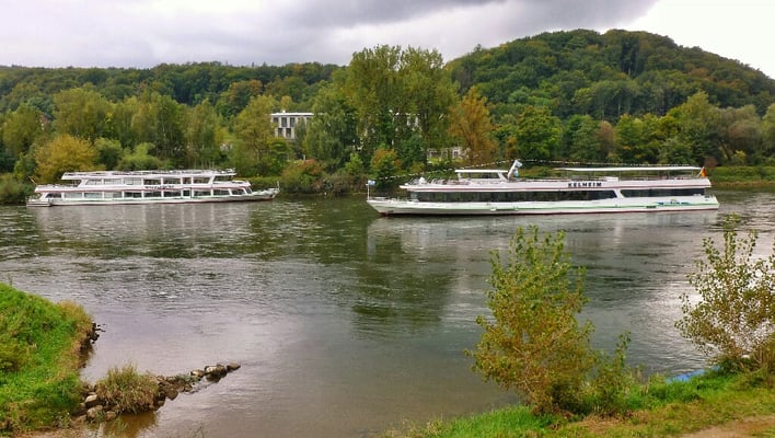 Reger Schiffverkehr im Donaudurchbruch
