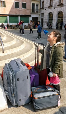 Lana beim Kofferschleppen