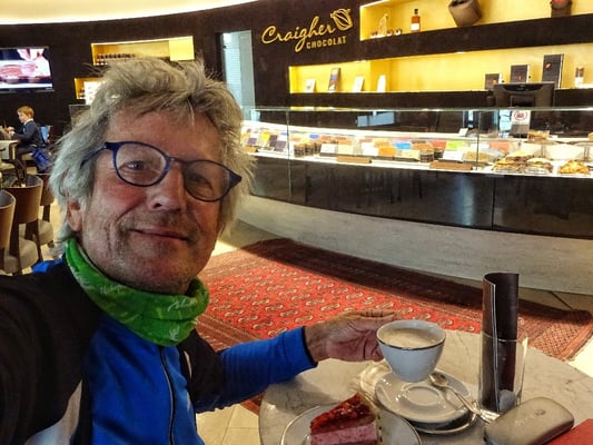 Im Cafe cGraigher Himmbeerschnitte und heiße Schokolade