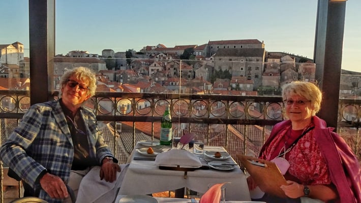 Über den Dächern mit Blick zur Stadtmauer
