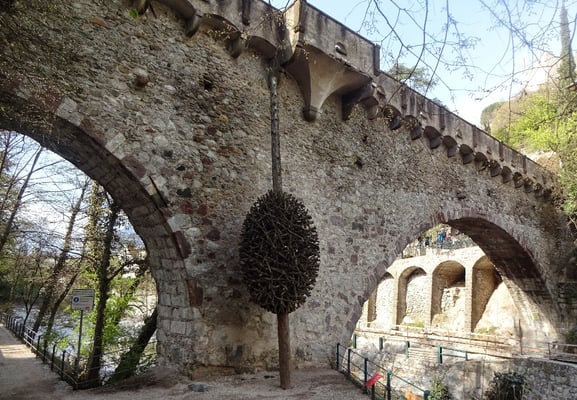 Kunstwerk vor der steinernen Brücke