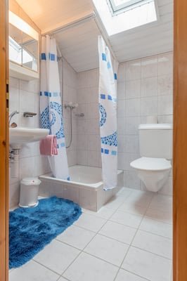 Badezimmer mit Dusche