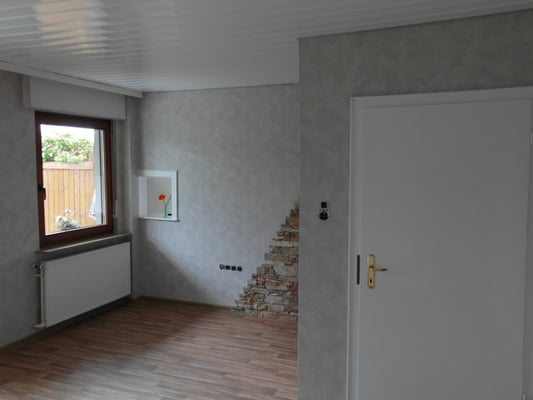 Tapezierarbeiten und Boden verlegt