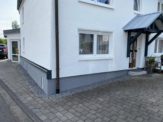 Fassade und Sockel gestrichen