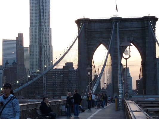 Walking the Brookly Bridge. Zum Zeitpunkt ihrer Fertigstellung 1883 war die Brooklyn Bridge die längste Hängebrücke der Welt; sie übertraf alle zuvor errichteten in ihrer Länge um mehr als 50 Prozent. 