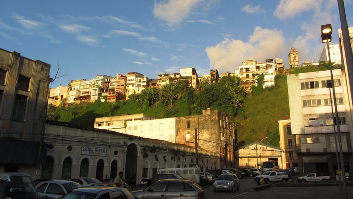 Blick von unten nach oben. (Cidade Baxia und Cidade Alto)