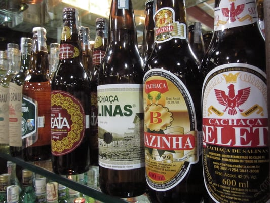 Die Cachaça ist ein brasilianischer Zuckerrohr-Schnaps. Der Alkoholgehalt von Cachaça ist gesetzlich in Brasilien auf maximal 48 % vol. begrenzt und muss mindestens 38 % betragen. Der bekannteste Cocktail, der Cachaça enthält, ist der  Caipirinha.