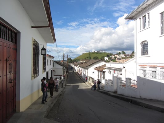 Weißes Popayan mit dem El Morro im Hintergrund.