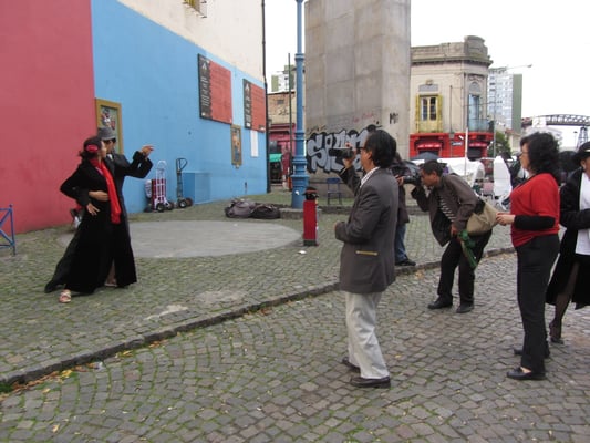 In La Boca, einem italienisch geprägten Hafenviertel mit farbigen Häusern ist die Tangokultur überall zu finden. Wenngleich auch gerne für die Touristen, die leider viel zu häufig für Fotos bereit sind zu zahlen.