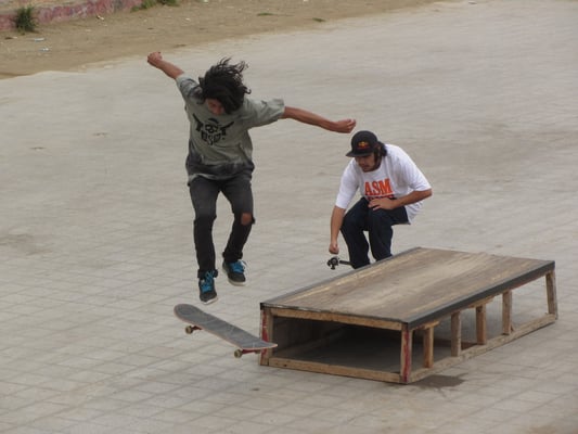 Skateboarder auf dem Parkplatz vor dem Japanischen Garten.