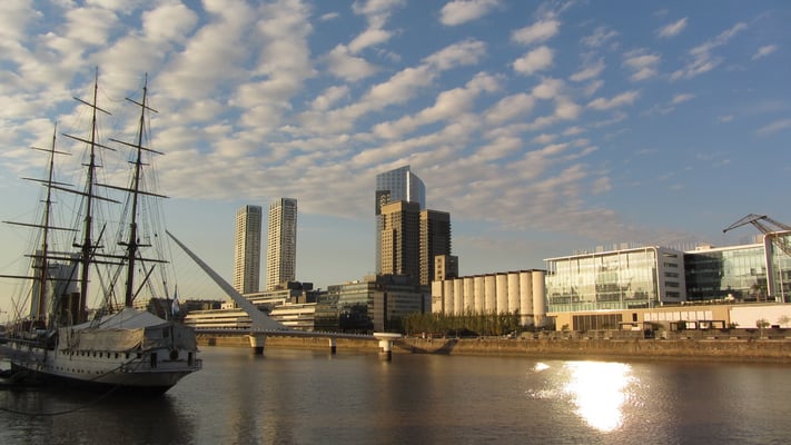 Puero Madero am Ufer des Rio de la Plata  heutzutage ist es das jüngste Viertel der autonomen Bundeshauptstadt Buenos Aires.