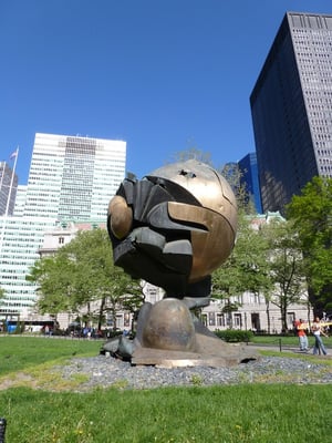 „The Sphere“ (die Kugel) genannt ist eine Bronzeplastik des deutschen Bildhauers Fritz Koenig. Durch die Terroranschläge am 11. September 2001 wurde die Skulptur überraschenderweise nicht völlig zerstört. Jetzt steht sie im Battery Park.