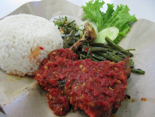 Sambal-Hühnchen mit Bohnen und Reis.