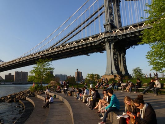 Kleiner Park unter der Manhattan Bridge.