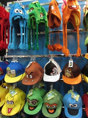 Ulkige Kopfbekleidungen in einem Mützengeschäft. (Albrook Mall)