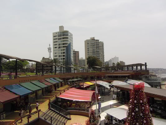 Das bekannte Shopping Mall LarcoMar am Pazifik.
