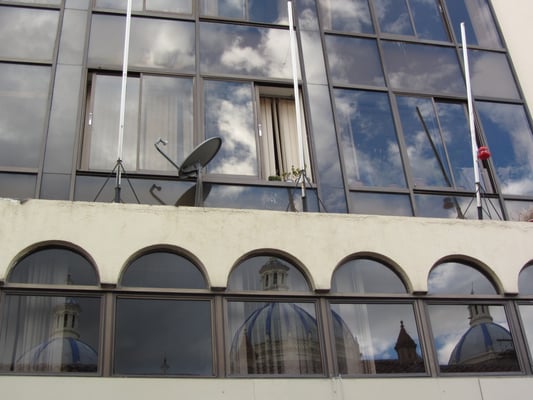 Reflexion der neuen Kathedrale.