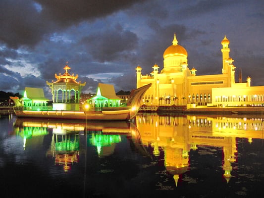 Das "ceremonial stone boat" mit der Omar-Ali-Saifuddin-Moschee im Hintergrund.