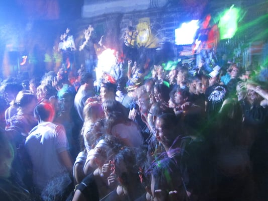 Paaaaarty! Einheimische und Touristen feiern sich die Seele aus dem Leib.