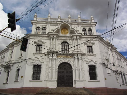 Die Universidad San Francisco Xavier de Chuquisaca (USFX) wurde 1624 gegründet und ist somit 24 Jahre älter als die bekannte Harvard University.
