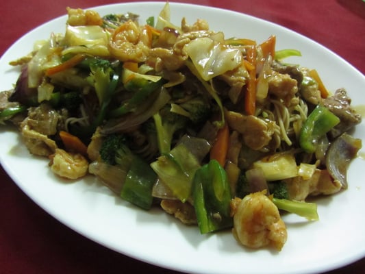 Tallarin Saltado sind Chow Mein in Peru