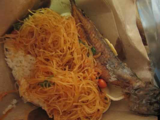 Nasi Ikan. Reis mit Nudeln, Fisch und Sambal.