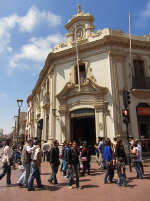 Voll mit neoklassischer Architektur.