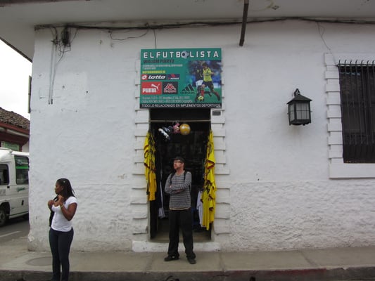 Eingerahmt von gelben, kolumbianischen Fußballnationaltrikots.
