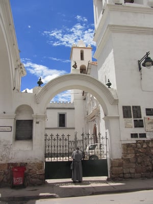 Pater schließt die Tür der Kirche.