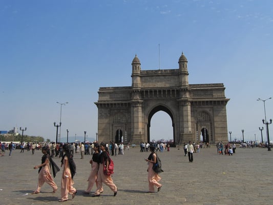 Junge Frauen vor dem Gateway of India.