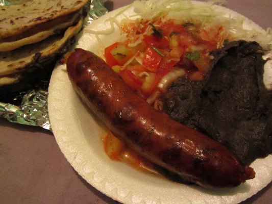 Bratwurst mit Beilagen.