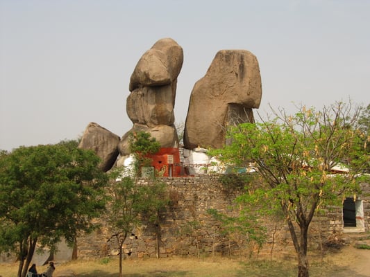Oben auf dem Fort ist ein Tempel unter magisch aussehenden Felsen untergebracht.