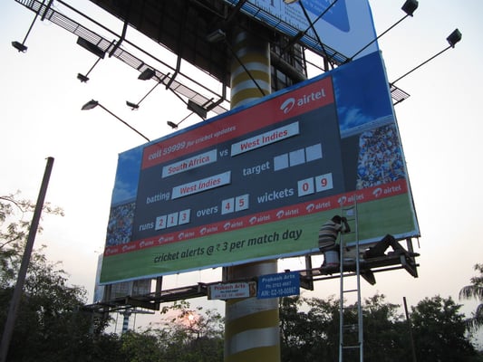 Ja, es ist cricket time. Nein es ist sogar die Weltmeisterschaft im eigenen Land. Airtel, des Landes größte Telekommunikationsgesellschaft, hat dafür stets aktualisierte Ergebnistafeln zu Werbezwecken aufgehängt.