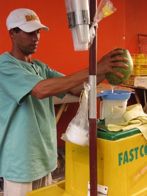 Frischer Kokosnusssaft ist lecker, gesund, umweltfreundlich und günstig.