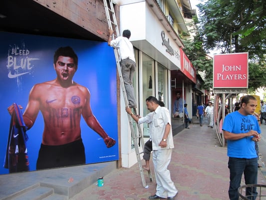 "Bleed Blue", wenn's nach Nike geht. Auch in Mumbai ist man Cricket-Enthusiast.