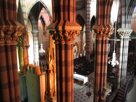 Die ganze Kirche hat etwas Disnyeskes an sich, besonders die Beleuchtung. 