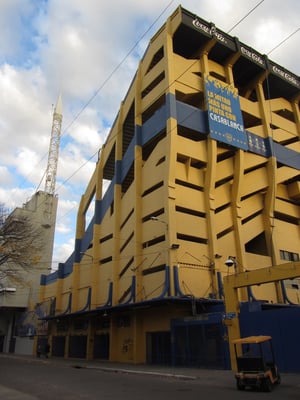 La Boca ist auch für das Fußballstadion La Bombonera (spanisch: „Pralinenschachtel“) des Fußballclubs Boca Juniors bekannt. Seine Farben (gelb und blau) verdankt es einem schwedischen Schiff, welches im Moment der Gründung vorbeifuhr.