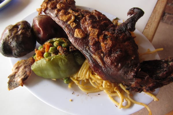 Pro Person ein Meerschwein. Das Schwein ist mit wilden Kräutern gefüllt und schmeckt sehr wild.