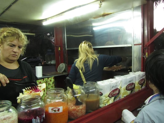 Die Choripanverkäferinnen waren genauso grimmig wie die dicke Wurst im Brot lecker war. (Parque Sarmiento)
