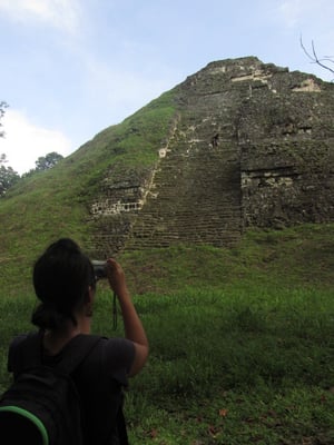 Chihi fotografiert den jungen Japaner Kento, wie er auf einen Tempel sprintet.