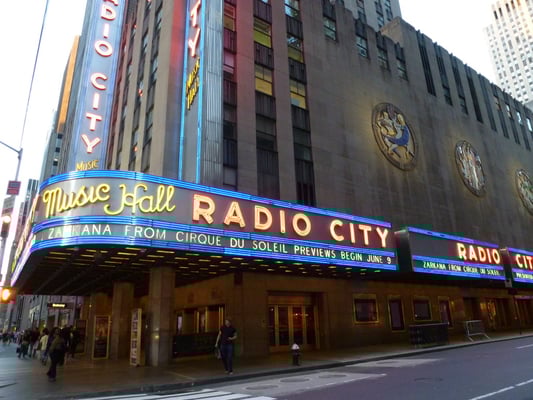 Die Radio City Music Hall befindet sich auch auf dem Gelände des Rockefeller Centers. Sie wurde im Dezember 1932 fertiggestellt und war damals als das größte Theater der Welt bekannt.