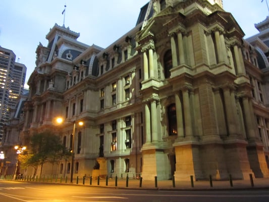 Das Rathaus in der Dämmerung.
