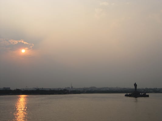 Die freistehende Buddhastatue auf der künstlichen Insel im Hussein Sagar ist eine der welthöchsten.