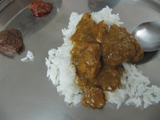 Chickencurry auf Reis.