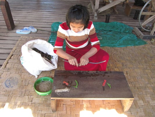Herstellung von Lotusfasern. Da weitaus seltener als Seide, weitaus teurer.