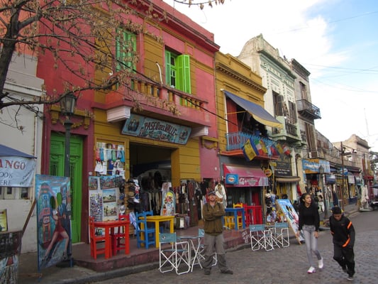Die meisten wurden aus dem Blech abgewrackter Schiffe gebaut und mit Schiffslack bunt bemalt. Viele Künstler preisen ihre Werke auf den Gehsteigen der Straße El Caminito (Die kleine Straße) an.