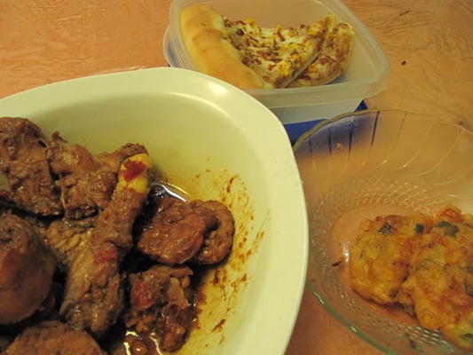 Mittagsresteverwertung bei einer CS-Bekanntschaft. Pizza, Chilli-Hühnchen und frittierte Gemüsepuffer.