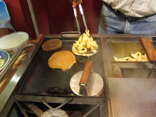 Unser Abendessen. Schnell, billig und sättigend. Die Pommes werden im Burger verkauft.