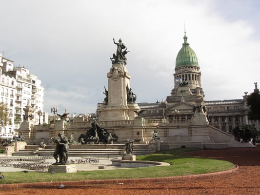 Die Avenida de Mayo (1,6km) verbindet das Casa Rosada mit dem Palacio del Congreso.
