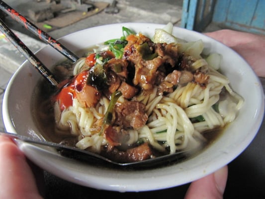 Mie Ayam. Ich sollte wie bei Nasi Goreng eine Nummerierung einführen. Aber wohlgemerkt haben wir nicht jedes Mie Ayam und jedes Nasi Goreng fotografiert.